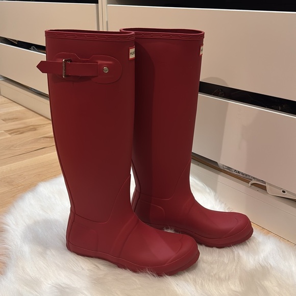 Hunter Women's Red Rain Boots - Picture 4 of 8